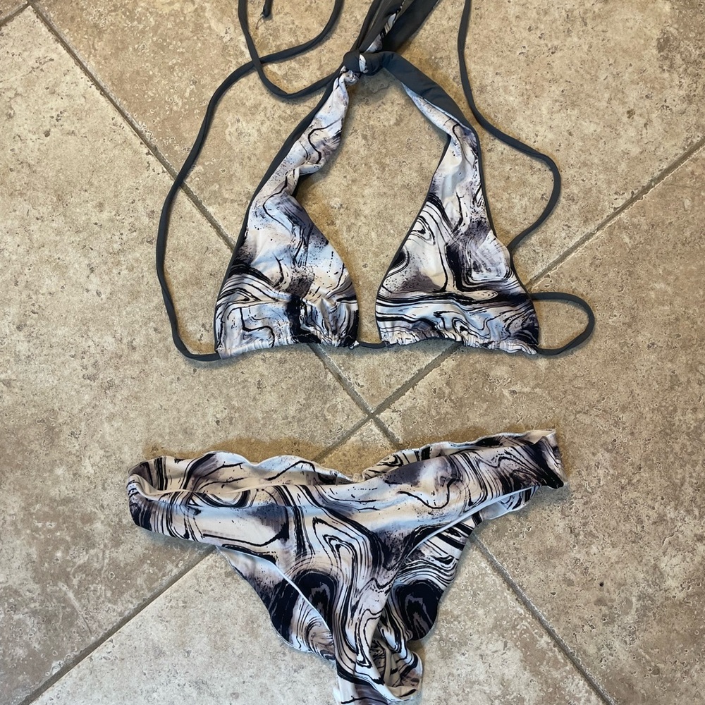 VENUS Black and White Bikini Set -never worn. Size L but seems more like M.